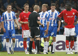 Тедди пытается говорить с арбитром