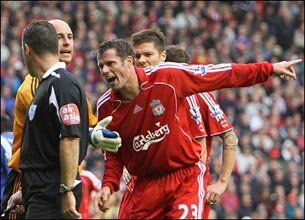 Карра пытается доказать Стайлзу, что тот плохо видит :) bbc.co.uk