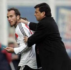 Пасарелла уводит дебошира Беллуски, фото Reuters