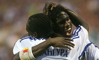 Диакате поздравляет Бангуру, фото fcdynamo.kiev.ua