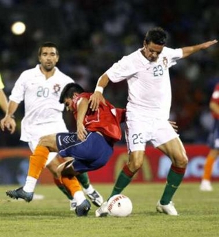 Арзуманян отвоевывает мяч у Поштиги, Reuters