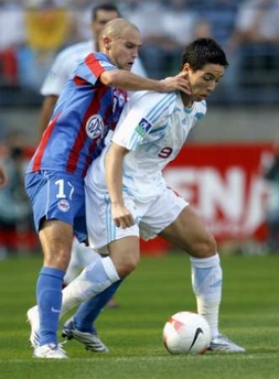 Насри свое грозное дело не сделал, но повозил защитников изрядно, фото Reuters