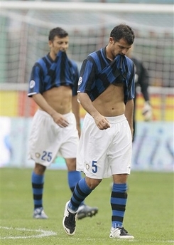 Станкович и Самуэль дружно сожалеют об упущенной победе, AP