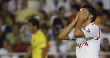 Давид Вилья не рад, фото Reuters