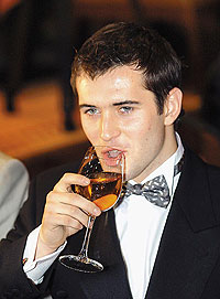 Александр Кержаков и бокал с какой-то жидкостью, newizv.ru