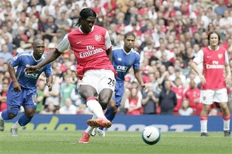 Адебайор открывает счет, АР.