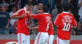 Все хотят поздравить Кардосо, фото АР