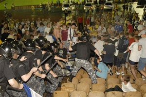 Провокаторы отбивались голыми руками