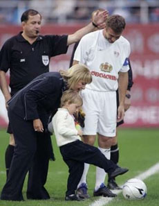 Маленький Ющенко открывает матч, Reuters