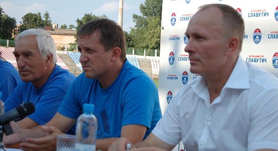 И.Петров (в центре) и вице-президент клуба В.Ходак, fcslavutich.ck.ua