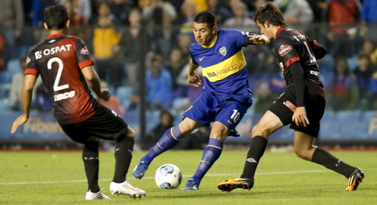 Хуан Роман Рикельме против игроков Колона, Getty Images