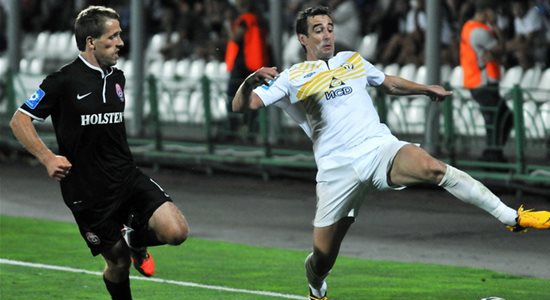 Ярмаш против Лазича. Фото Михаила Масловского, Football.ua