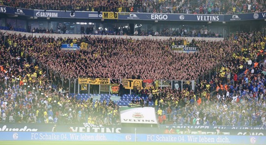 Гостевой сектор Боруссии на матче с Шальке, фото ultras-tifo.net