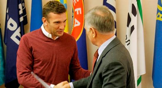 Вручение диплома, фото ffu.org.ua