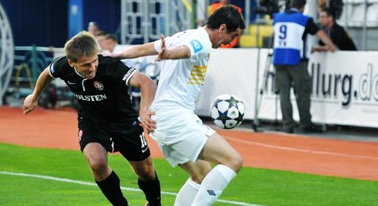 Ярмаш против Лазича. Фото Михаила Масловского, Football.ua