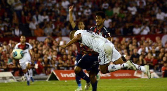 Трезеге забивает ударом в падении головой, infobae.com