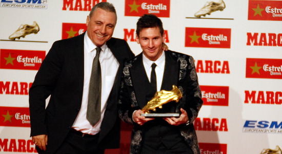 Месси получил бутсу из рук Христо Стоичкова, фото Getty Images