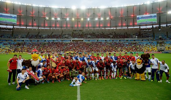 Игроки Фла и Кру с двумя главными трофеями сезона в Бразилии, Getty Images