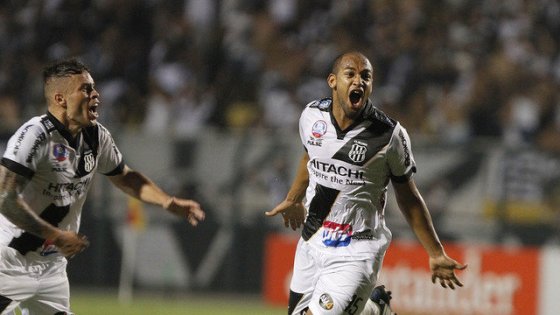 Феллипе Бастос (справа) сравнивает счет, фото Reginaldo Castro