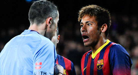 Неймар пока плохо знает судей, Getty Images