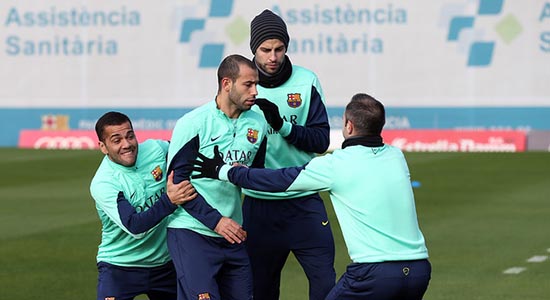 Дани Алвеш готовится к матчу вместе со всеми, fcbarcelona.com