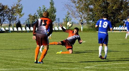 Кирилл Шиманец (в центре), фото ФК Мир