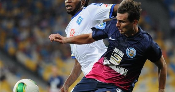 Чижов против Мбокани, фото И.Хохлов, Football.ua