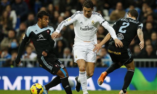 Роналду в окружении соперников, Reuters