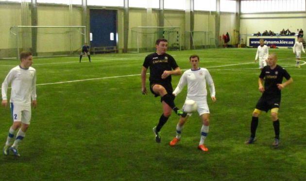 Руслан Костышин (в центре) против черниговцев, фото Артура Валерко, Football.ua