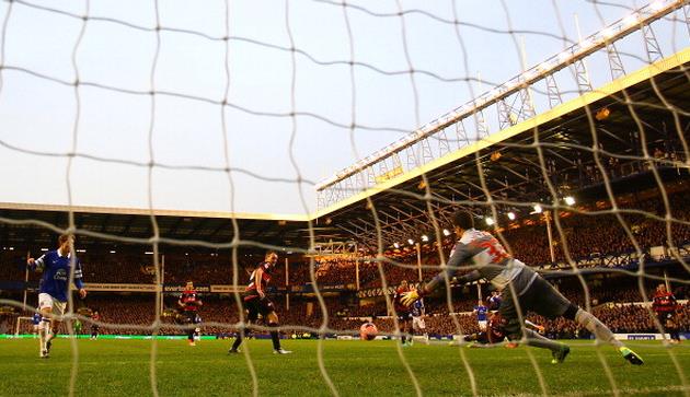 Жулио Сезар в игре против Эвертона, Getty Images