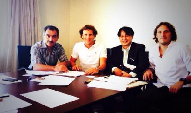 Форлан подписывает все необходимые документы, фото 101greatgoals.com