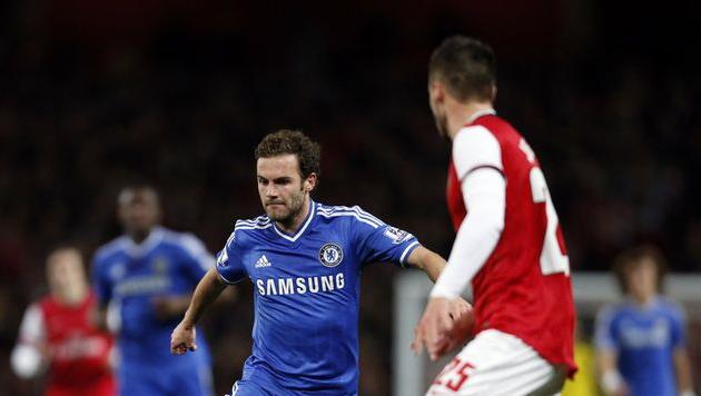 Хуан Мата противостоит Арсеналу, фото skysports.com