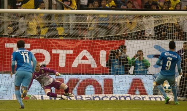 Рауль Хименес разводит мяч и Виллиама Ярбруга по разным углам, Imago 7