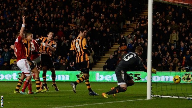 Халл побеждает бывшего менеджера, Empics