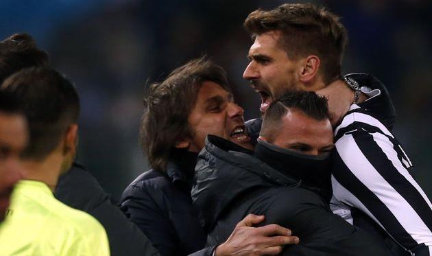 Антонио Конте поздравляет Льоренте с забитым голом, фото corrieredellosport.it