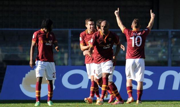 Франческо Тотти (справа) отмечает взятие ворот Вероны, фото corrieredellosport.it