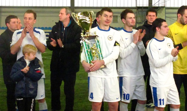 Кубок в руках капитана Десны В.Мельника, фото Артура Валерко, Football.ua