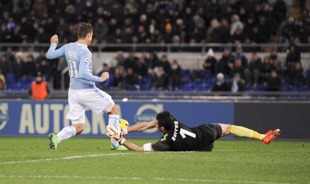 Клозе против Буффона, фото tuttosport.com