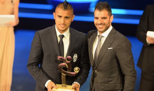 Артуро Видаль с наградой, рядом - Симоне Перротта, Getty images