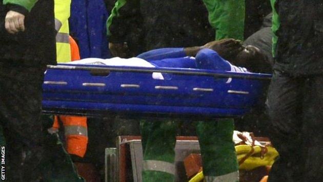 Ромелу Лукаку уносят с поля, Getty Images