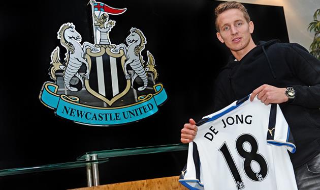 Люк де Йонг с новой футболкой, nufc.co.uk