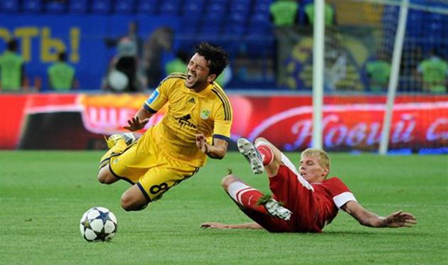 Емельянов против Эдмара. © ДМИТРИЙ НЕЙМЫРОК, Football.ua