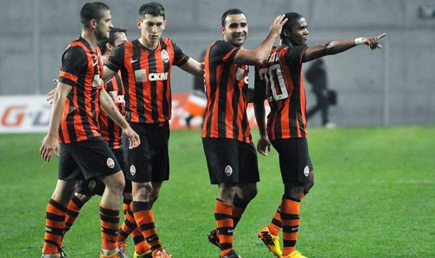 Партнеры поздравляют Дугласа Косту, фото Михаила Масловского, Football.ua