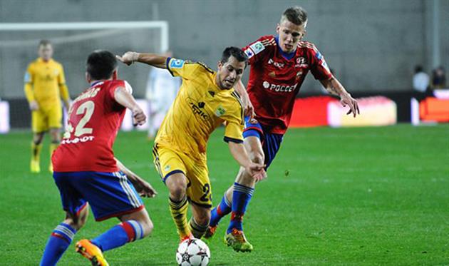 Себастьян Бланко в окружении армейцев, фото Михаила Масловского, Football.ua