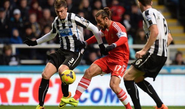 Освальдо борется с Ньюкаслом, фото Getty Images