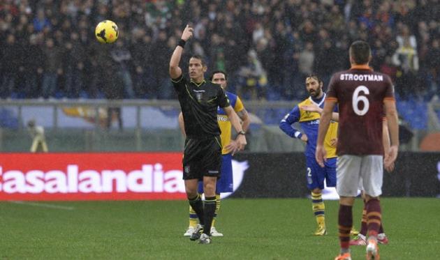 Арбитр Андреа Де Марко прерывает встречу, фото LaPresse