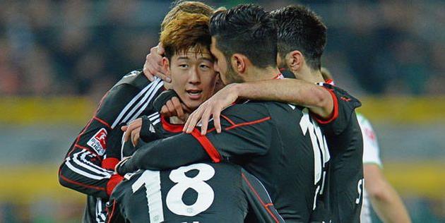 Сон Хьюн-Мин принимает поздравления, фото kicker.de