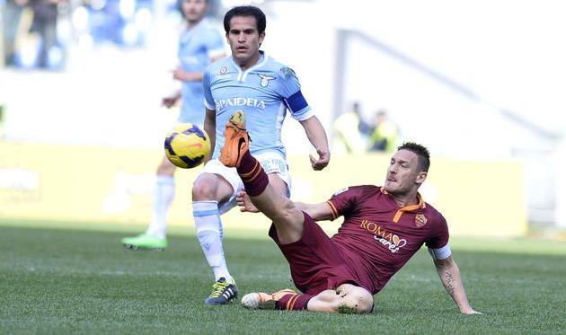 Тотти борется с Ледесмой, фото corrieredellosport.it