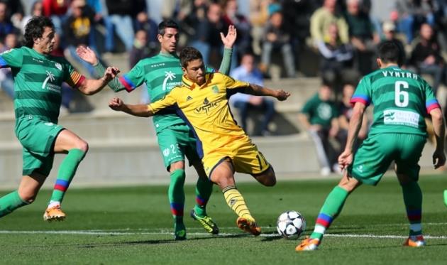 Марлос в окружении защитников Леванте, фото ФК Металлист