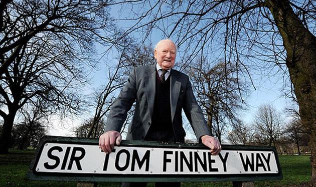 Сэр Том Финни на улице, названной в его честь. Daily Mail